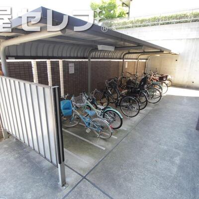 
						広い自転車置き場です。