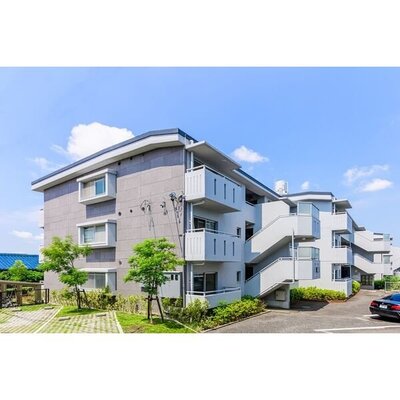 
						重厚感のある大きい建物。
