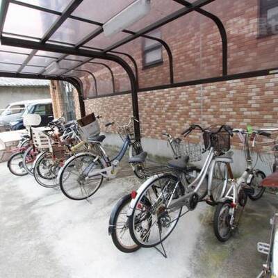 
						駐輪場完備