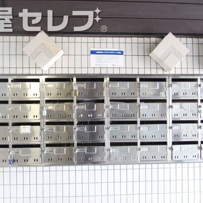 
						南京錠付きポスト。
