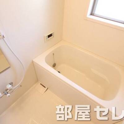 
						人気の追い焚き付きのお風呂です。