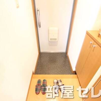 
						廊下から見た玄関です。