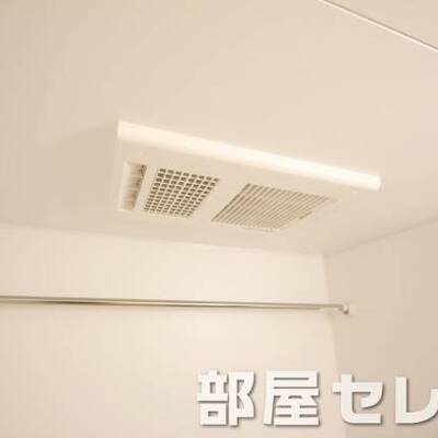 
						浴室乾燥機付き。
