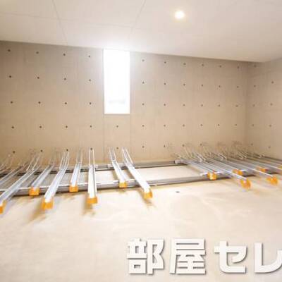 
						屋内自転車置場。