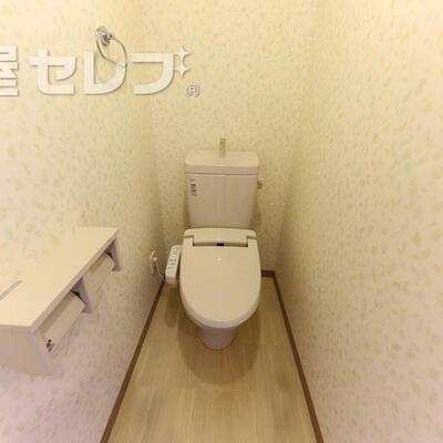 
						トイレで考え事でも。