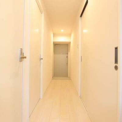 
						玄関横のシューズボックスは大きいですね