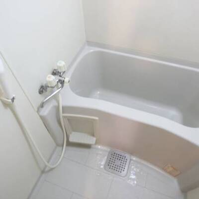 
						綺麗なシャワー付きバス。他号室の写真です。