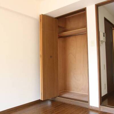 
						収納出来ます。他号室の写真です。