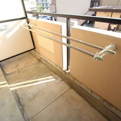 
						物干し竿付きです。他号室の写真です。