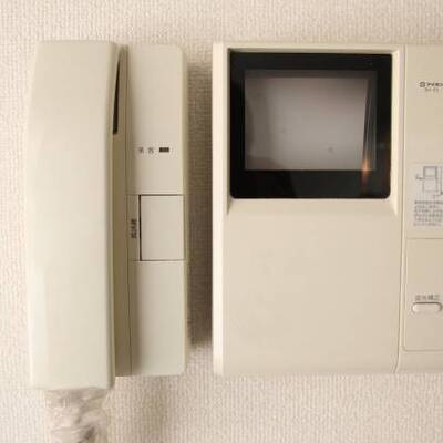 
						モニターホンで来客様をお知らせします。他号室の写真です。