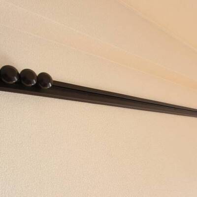 
						壁にお洋服など掛けれます。他号室の写真です。