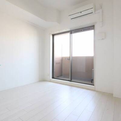 
						キレイな白基調のお部屋です