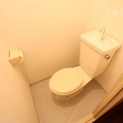 
						清潔感のあるトイレ。