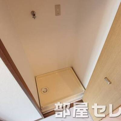 
						室内洗濯置場で雨の日も安心。