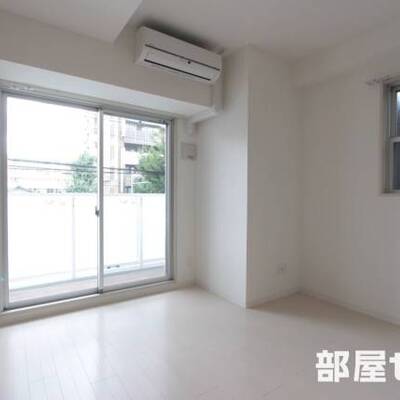 
						白が基調のお部屋です。