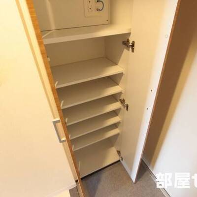 
						履物たくさん収納できます。