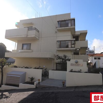 
						タイル貼りの3階建。