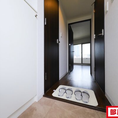 
						玄関も広々