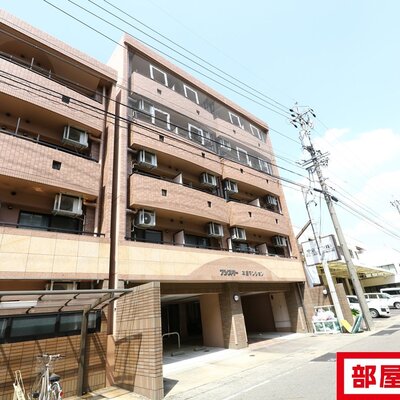 
						タイル張りのオシャレな外観です。