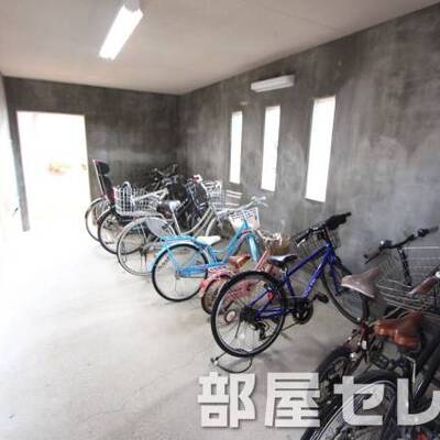 
						屋内駐輪場。