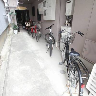 
						駐輪できるスペースもありますよ