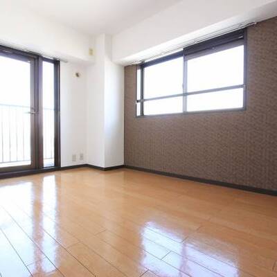 
						窓からの日が明るいですね