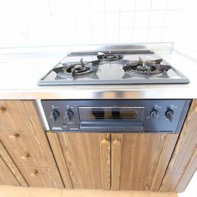 
						三ツ口コンロでお料理も捗りますね