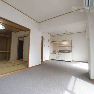 
						リビングからつながるお部屋