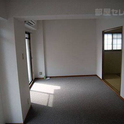 
						リビングルームに２箇所の窓