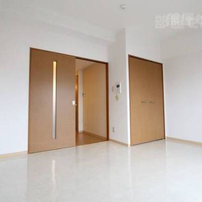 
						床の白が印象的なお部屋です