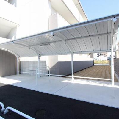 
						屋根付きの駐輪場です。