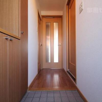 
						明るい玄関です。