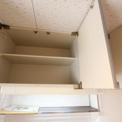 
						キッチンの上にも収納できます。