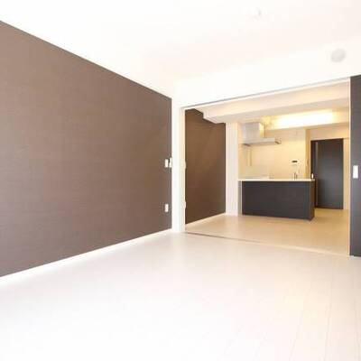 
						室内の扉がどこも引戸なのでスペースいっぱい使えます