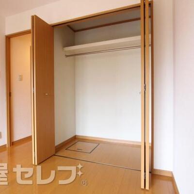 
						洋服を沢山入れれます