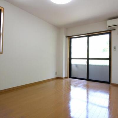 
						こちらには小さな窓があります。