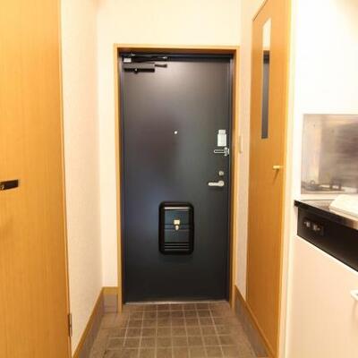 
						黒くてかっこいい玄関です。