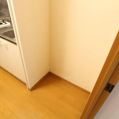 
						キッチンの横にスペースがあり、冷蔵庫も置けます。