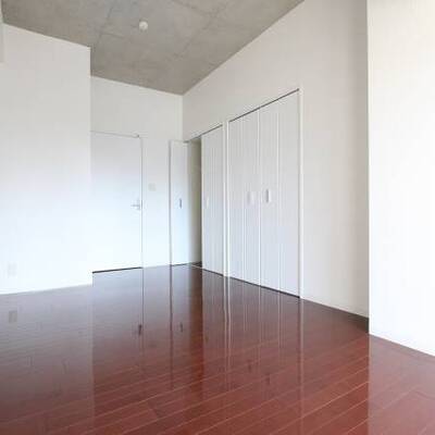 
						寝室もバルコニーからの光で明るいですね