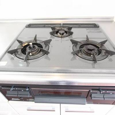 
						三つ口コンロでお料理もはかどります