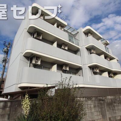 
						タイル貼りの外観です。