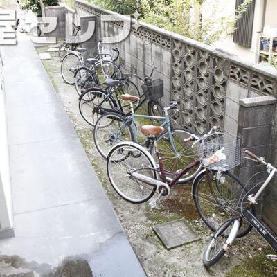 
						入口はこちらです。