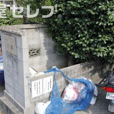 
						ゴミ置き場は近いのが便利。