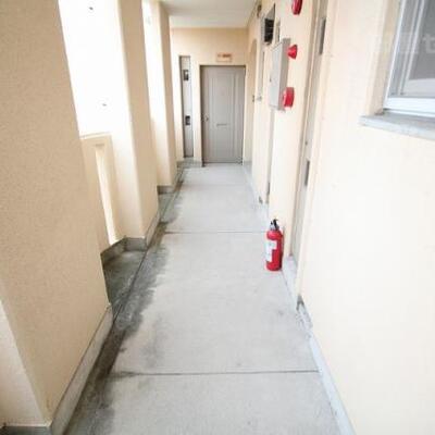 
						玄関前の写真です。