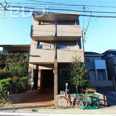 
						タイル張りの立派な外観です。