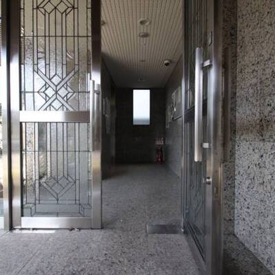 
						ガラス張りの入り口です。