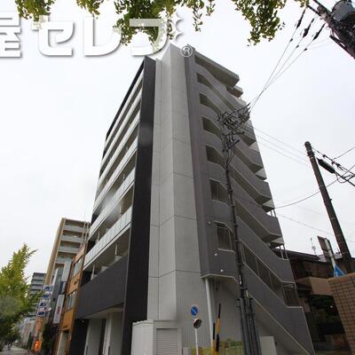 
						8階建てマンション。