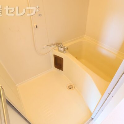 
						湯船にもゆったり入れる広さです♪