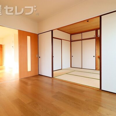 
						洋室からLDKと和室を見る