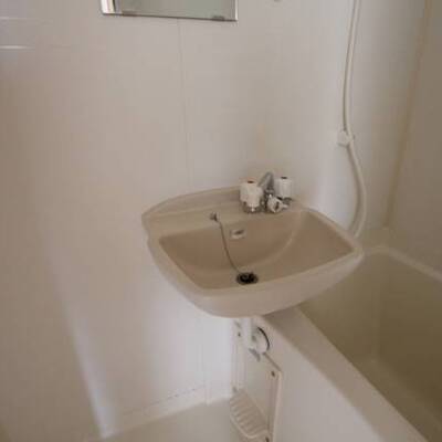 
						洗面台もあります